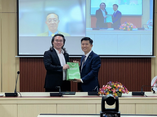 路迦(6814)成功插旗越南再生醫療市場，受邀赴越南前5大公立醫科大學-范玉石醫科大學指導研究中心作業與進駐實驗室， 為未來營運增添新一波成長動能。圖左為董事長唐稚超、圖右為范玉石醫科大學校長阮青協（Nguyễn Thanh Hiệp）。